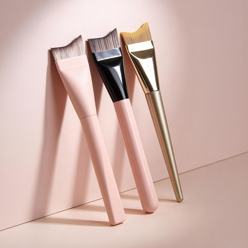 Ultra-Thin Fishtail Foundation Brush, Crescent Curved Makeup Brush, Non-Absorbent Liquid Foundation Beauty Tool