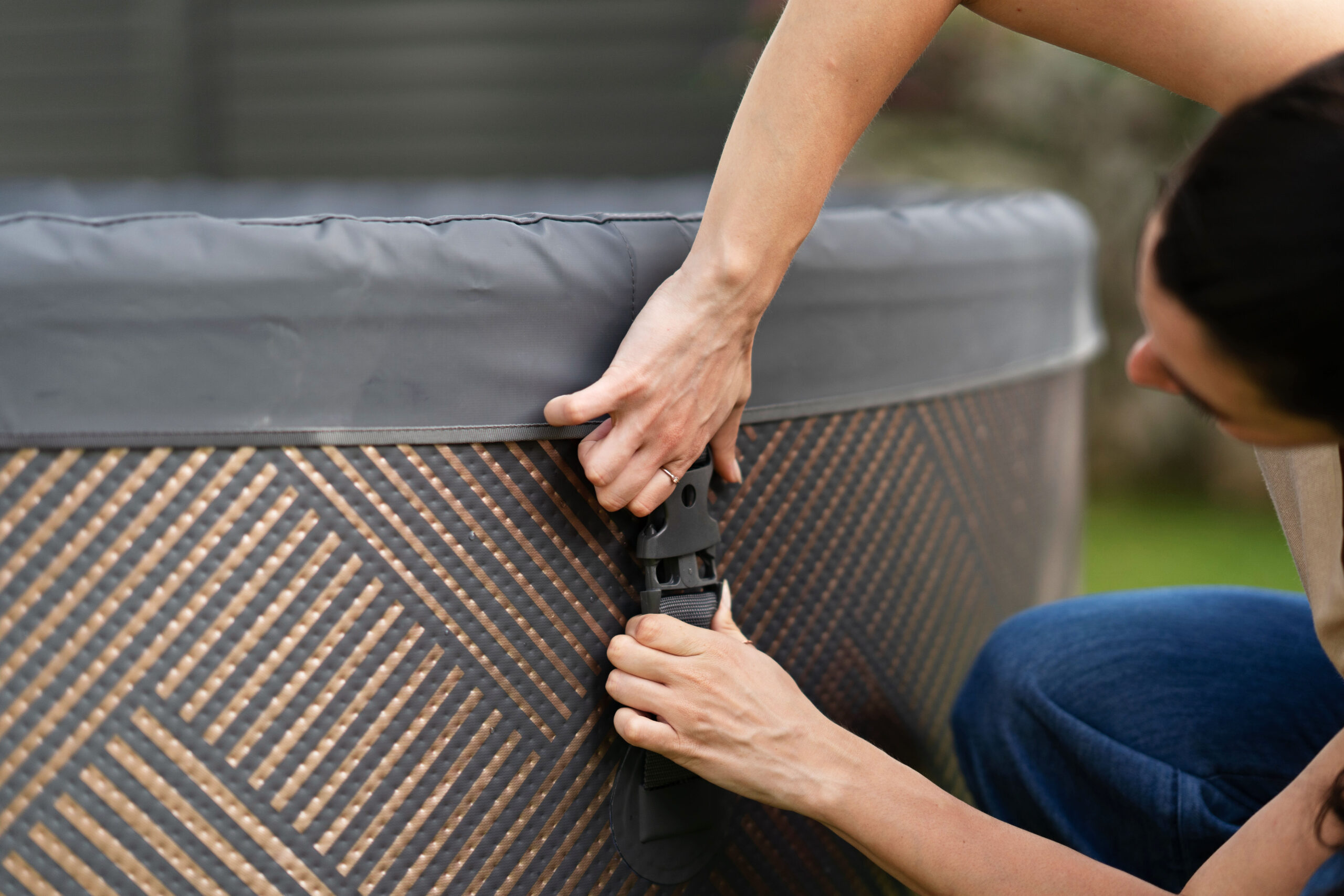 MSpa Mono Inflatable Hot Tub 6 Person Round Spa - Grey collection | LIDL