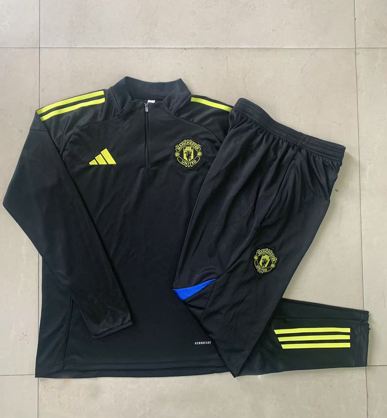 Kids Manchester United Training Kit (Sweatshirt+Pants) Black 2025/26