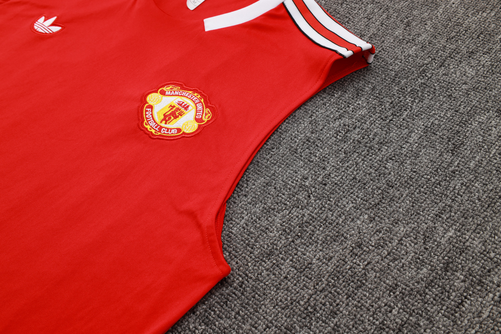 Manchester United Sleeveless Training Kit Red 2025/26