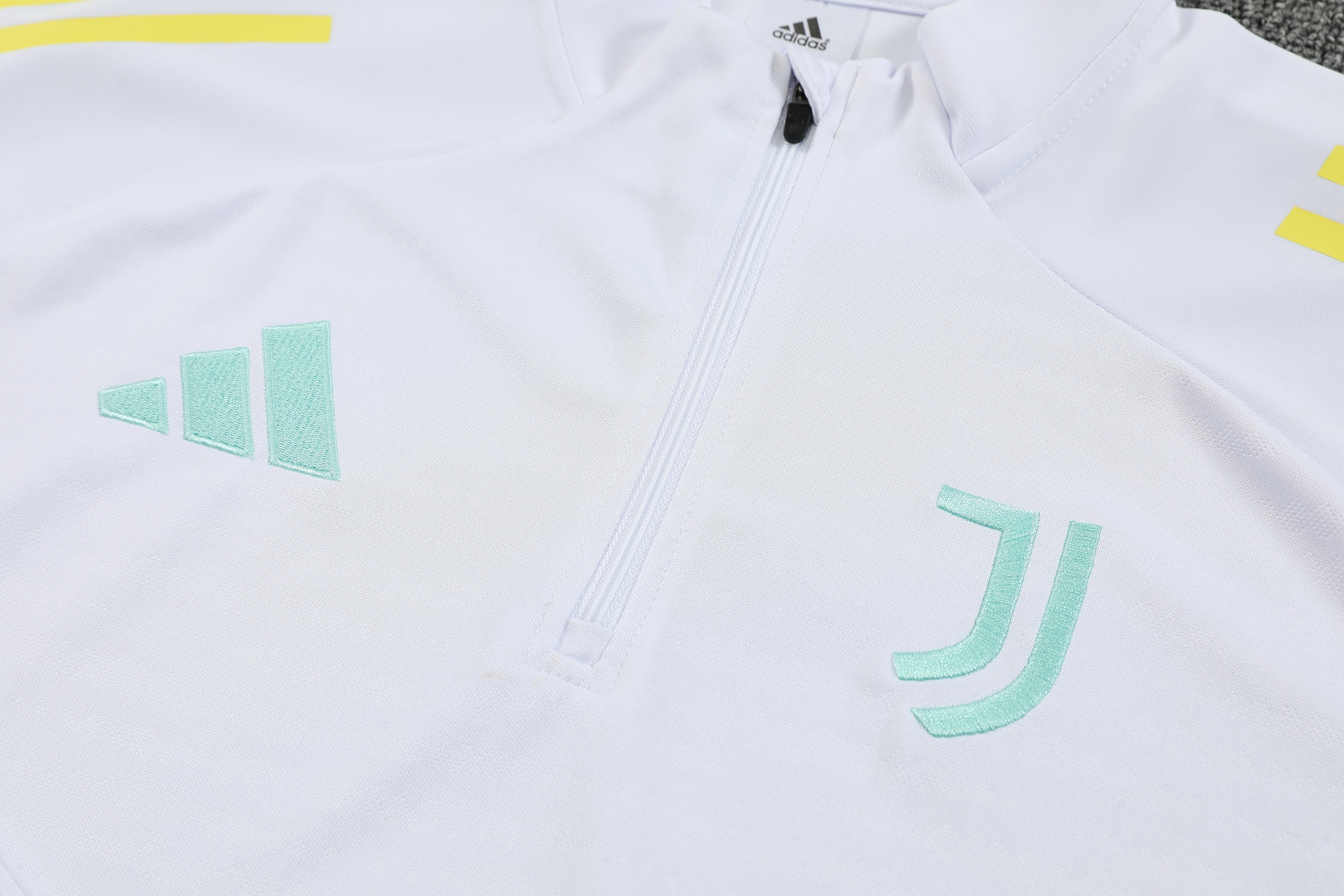 Juventus Authentic Training Kit (Sweatshirt+Pants) White 2025/26 - Player Version