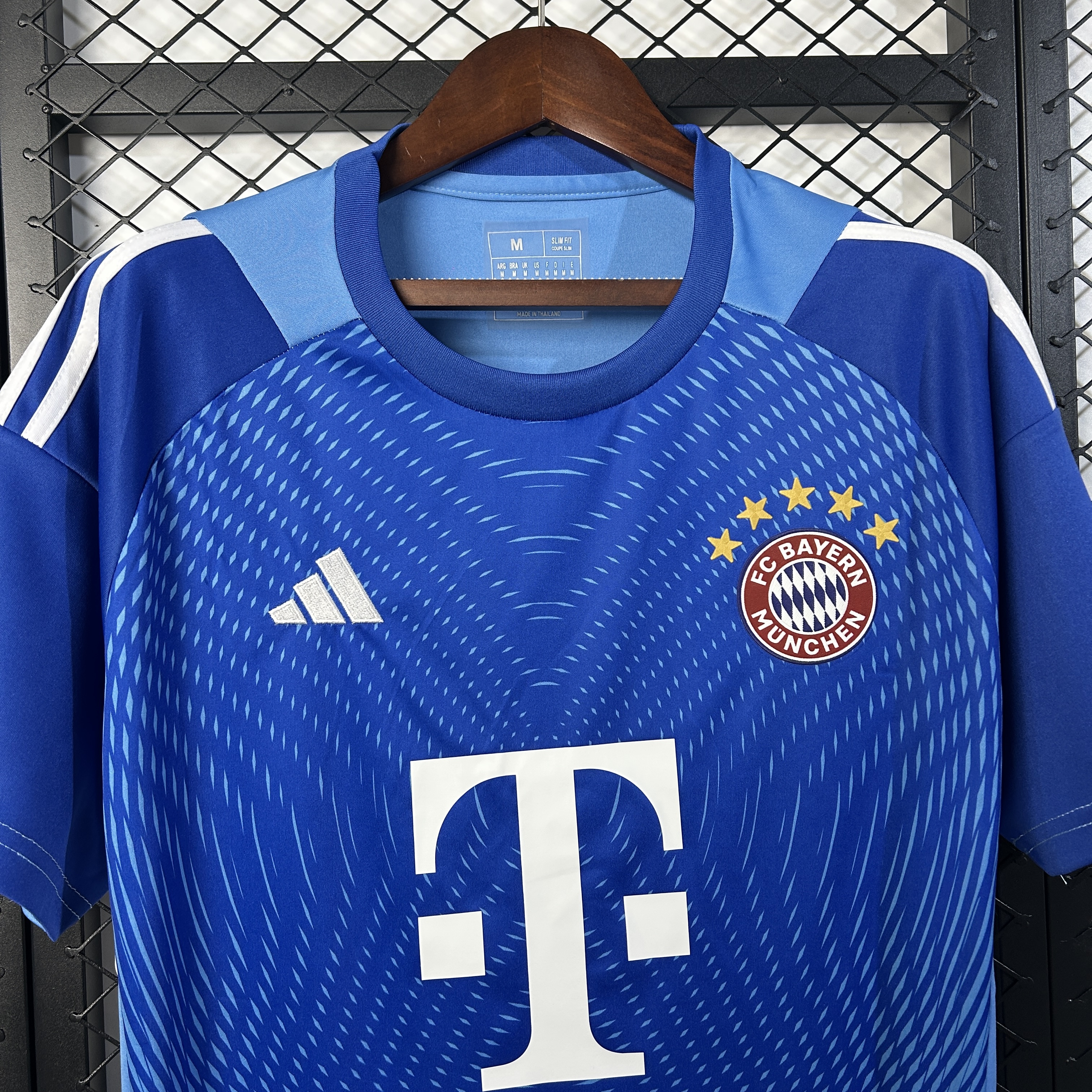 Bayern Munich Soccer Jersey Green Goalkeeper Shirt 2025/26