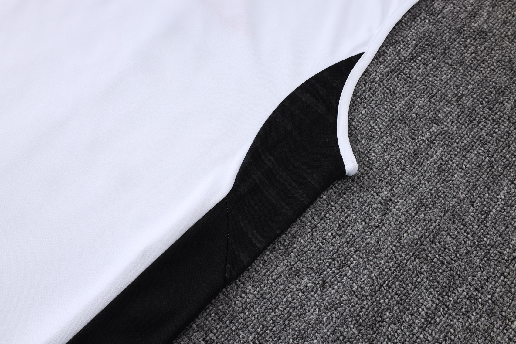 Liverpool Sleeveless Training Kit White 2025/26