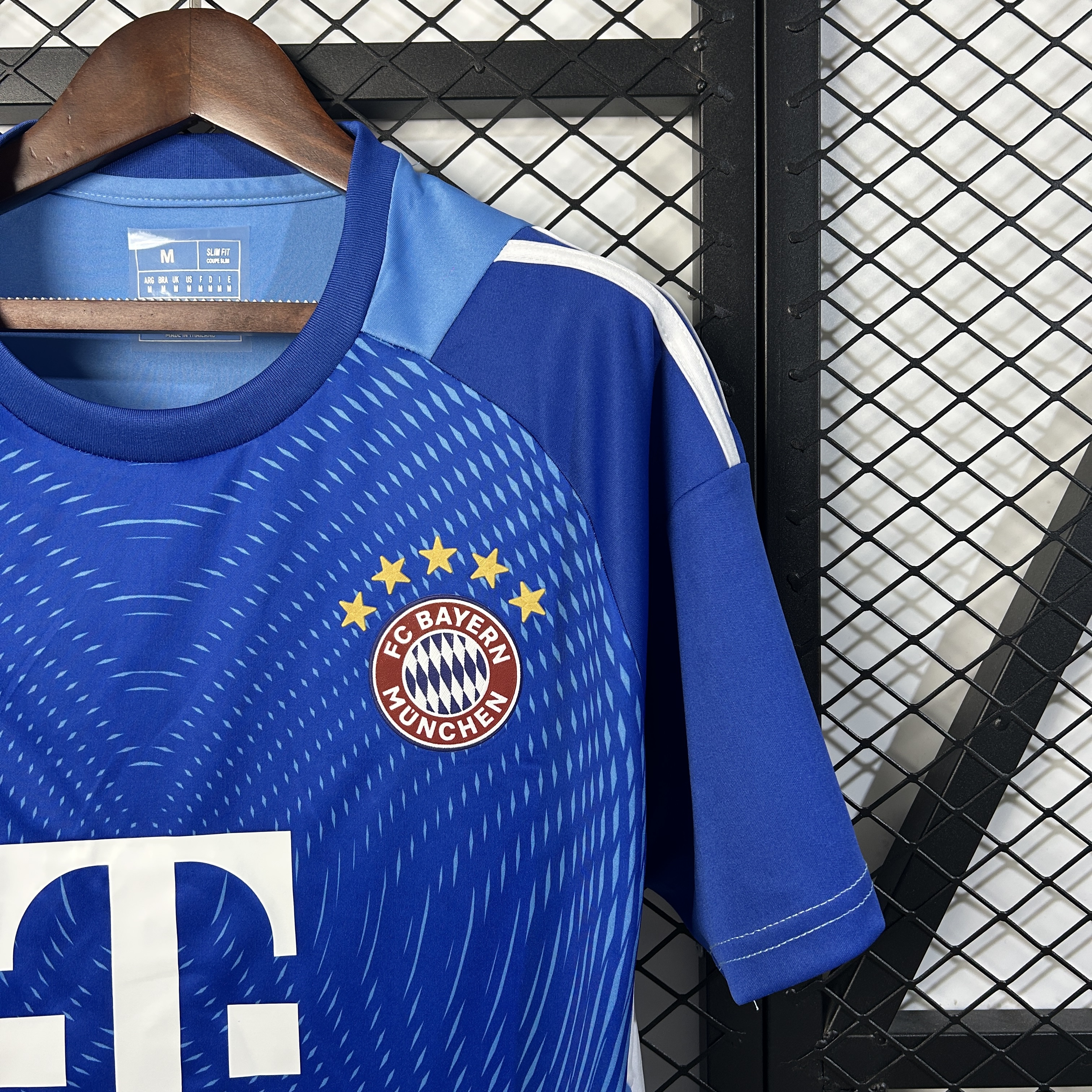 Bayern Munich Soccer Jersey Green Goalkeeper Shirt 2025/26